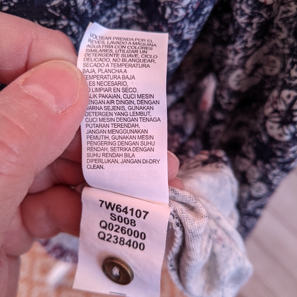 Lucky Brand top, size large in excellent condition - Picture 15 of 15